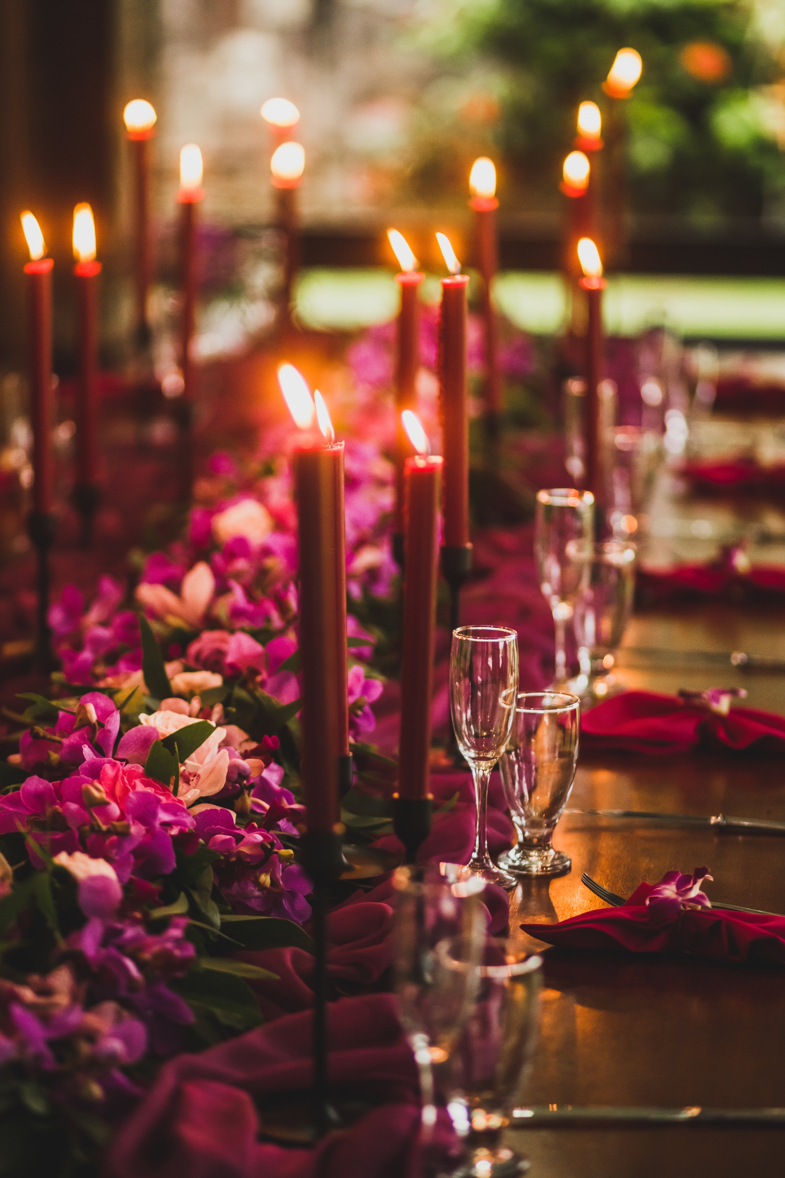 Luxury event floral design with magenta orchids and candlelit table styling – Los Angeles event florist
