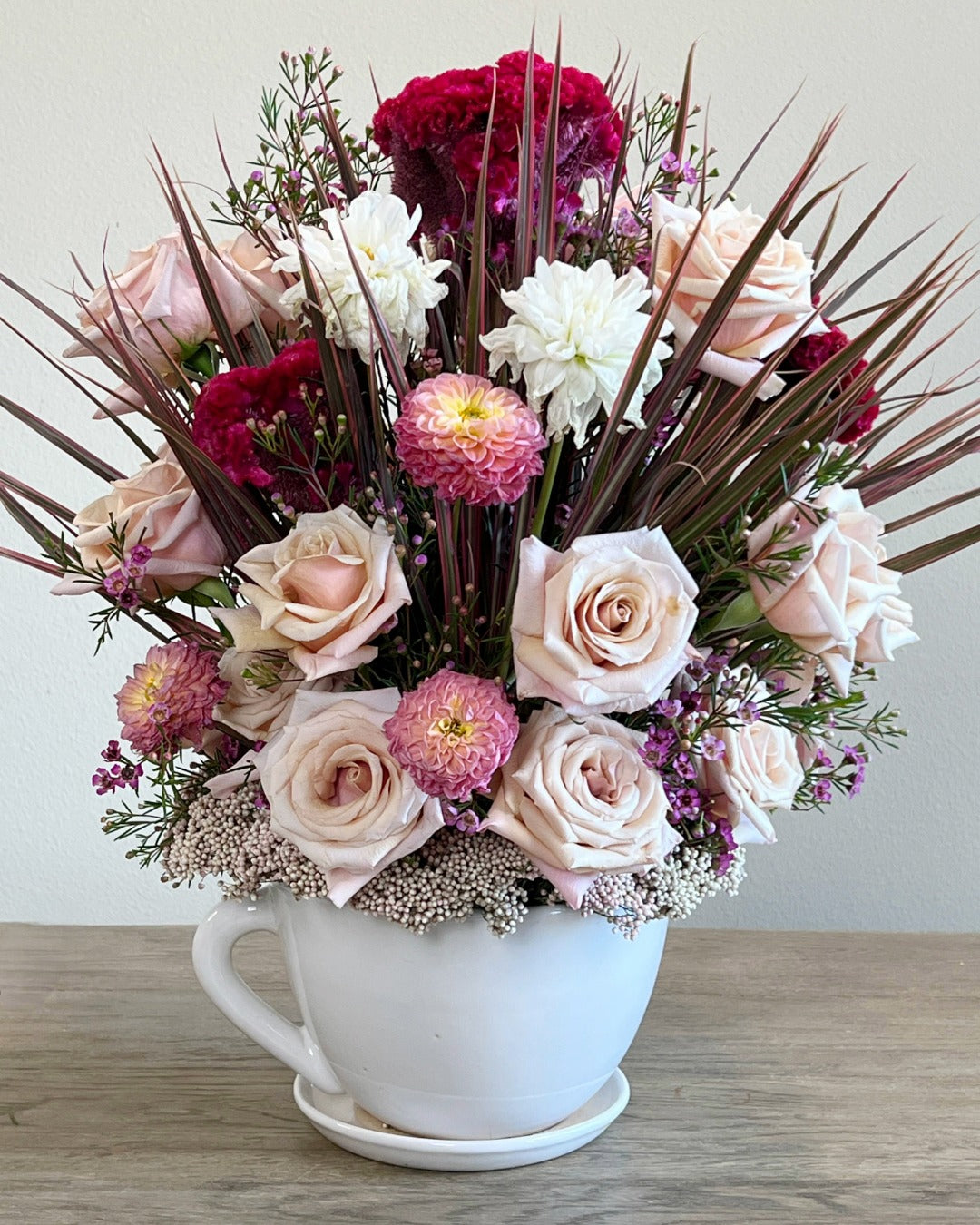 Elegant cappuccino-inspired floral arrangement with roses and dahlias – Los Angeles home and office florist